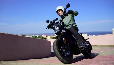 BMW CE 02 - der eParkourer