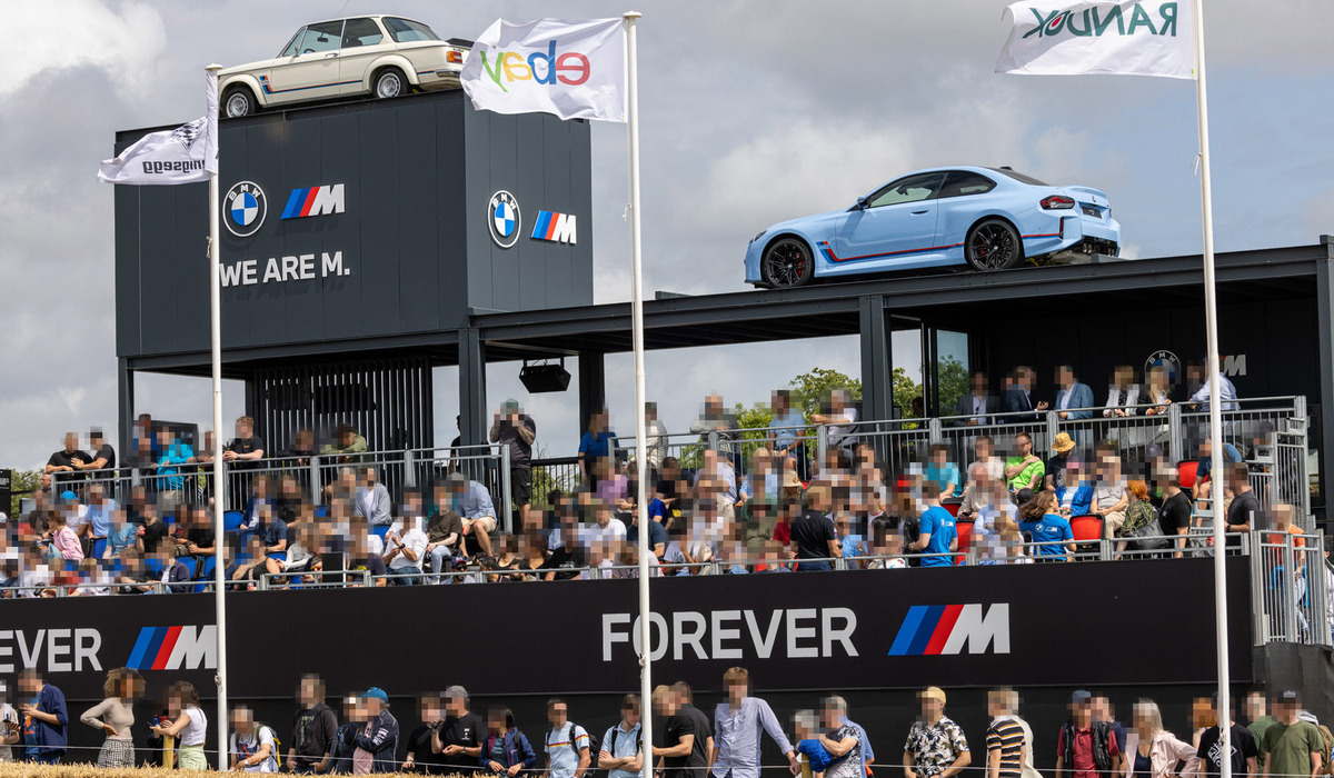 mid Goodwood - BMW stellt die Tribüne... und die M Performance Fahrzeuge auf die Tribüne. Mike Neumann / mid