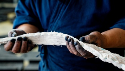 Mazda: Textilien traditionell gefärbt