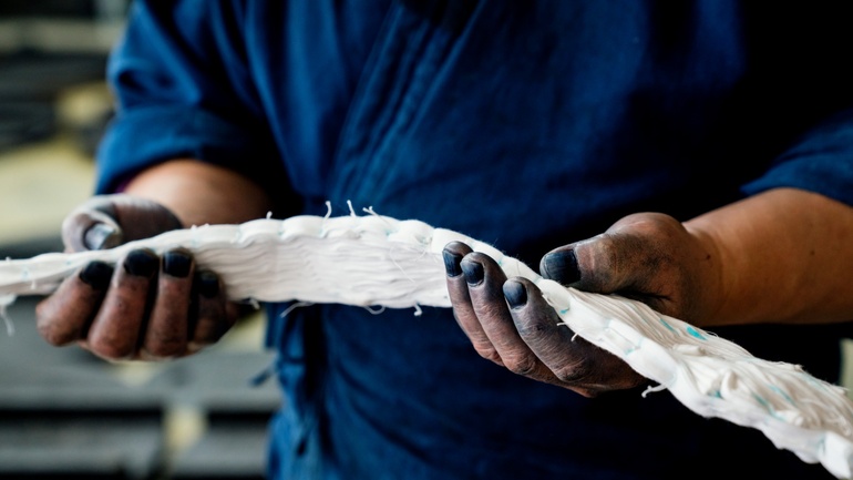 Mazda: Textilien traditionell gefärbt