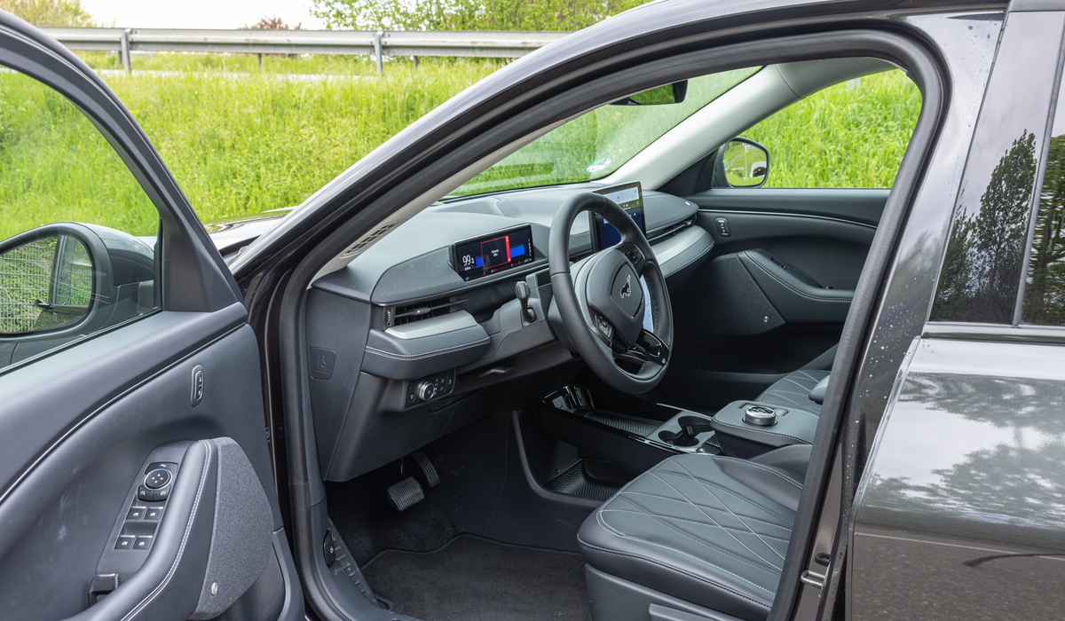 mid Groß-Gerau - Ein aufgeräumtes Cockpit, welches durch zwei Bildschirme dominiert wird. Mike Neumann / mid