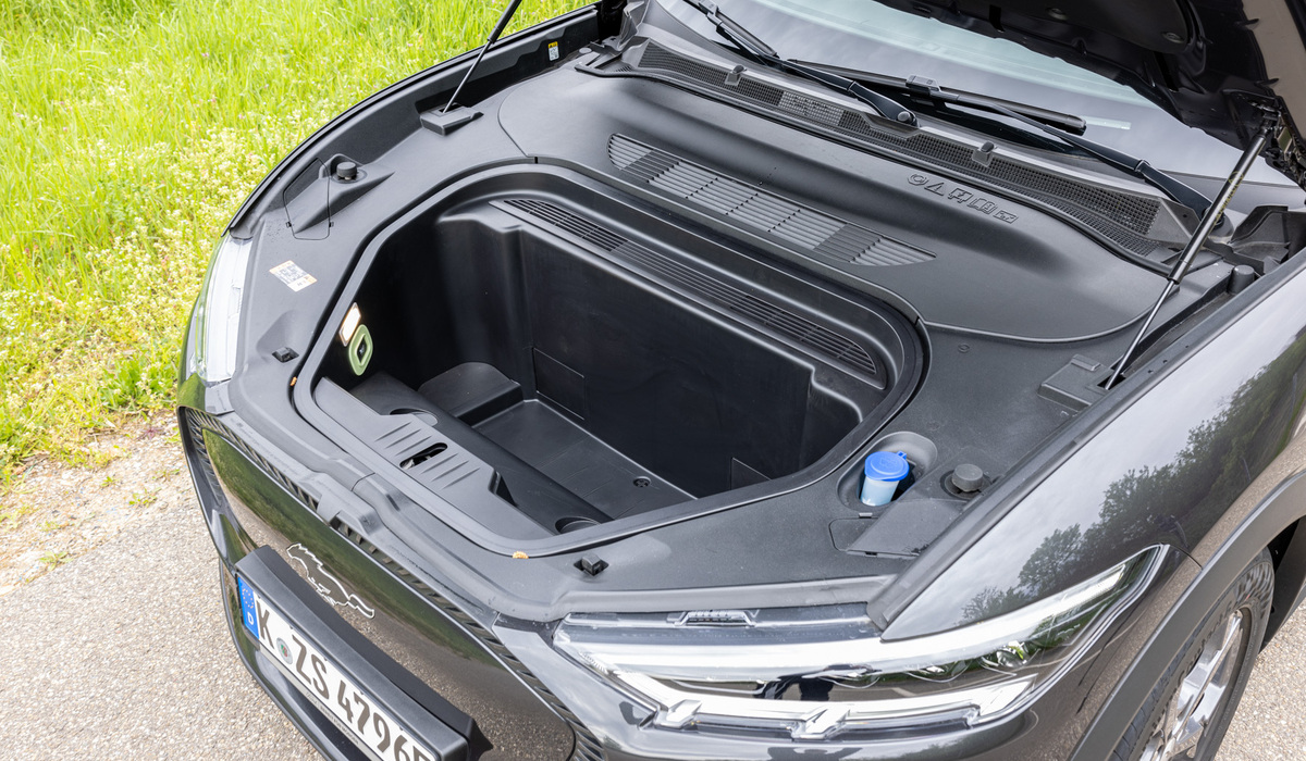 mid Groß-Gerau - Mit 80 Litern Volumen ist der Frunk riesig, keine Probleme also das Ladeequipment unterzubringen. Mike Neumann / mid