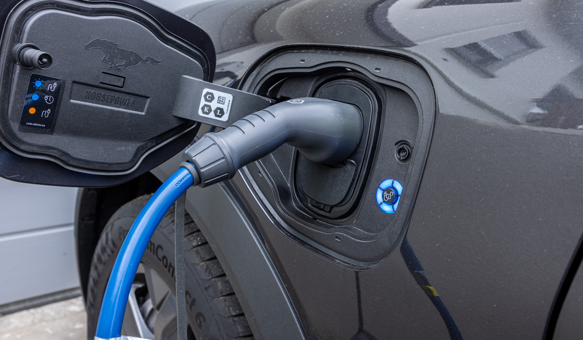 mid Groß-Gerau - Der Mustang Mach-E hat den Ladeanschluss vorn links, dies erleichtert das Manövrieren an den öffentlichen Ladesäulen enorm. Mike Neumann / mid