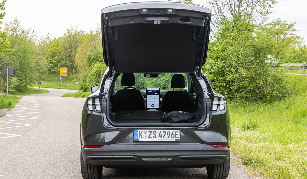 mid Groß-Gerau - Umgeklappt erweitert sich das Ladevolumen auf maximal 1.420 Liter - und man erhält einen Eindruck davon, wie groß das Infotainmentdisplay wirklich ist. Mike Neumann / mid