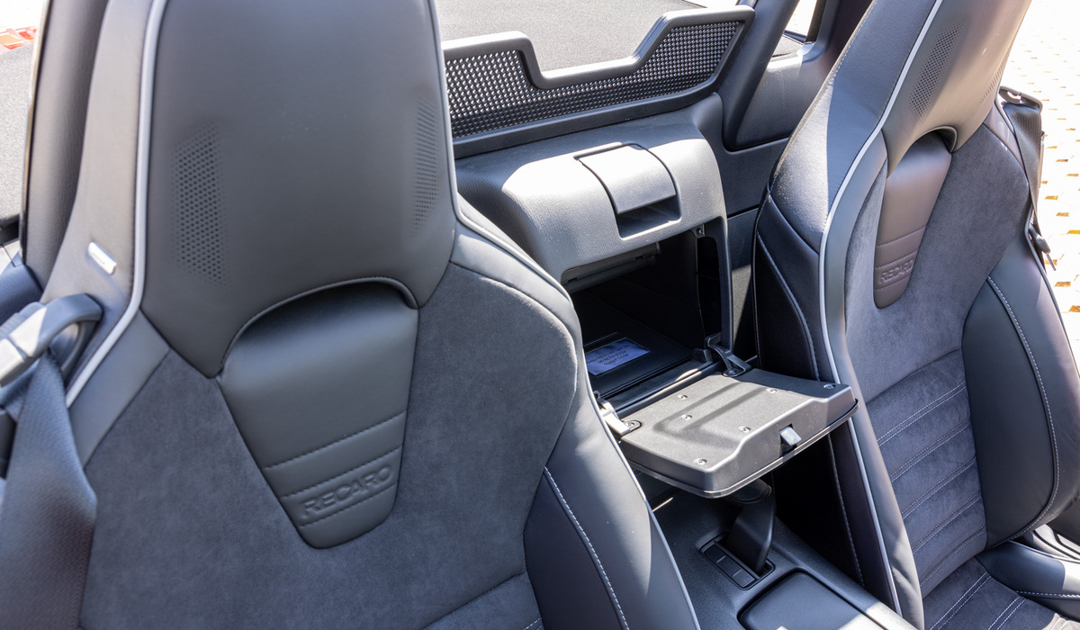 mid Groß-Gerau - Ablageflächen sind konzeptbedingt eher Mangelware, hier das Handschuhfach zwischen den Vordersitzen. Mike Neumann / mid