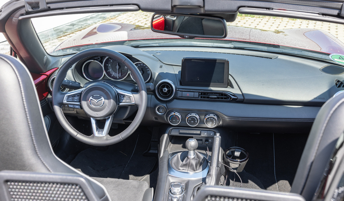 mid Groß-Gerau - Der Infotainmentbildschirm ist nicht riesig, mehr braucht es aber auch eigentlich nicht. Navigation und digitales Radio sind verfügbar. Mike Neumann / mid