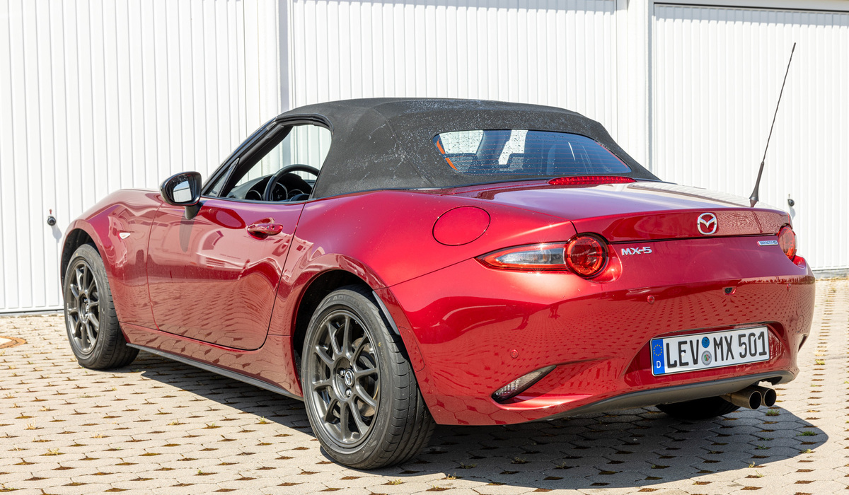 mid Groß-Gerau - Das Schließen des Stoffverdecks lässt sich mit einer Handbewegung erledigen. Mike Neumann / mid