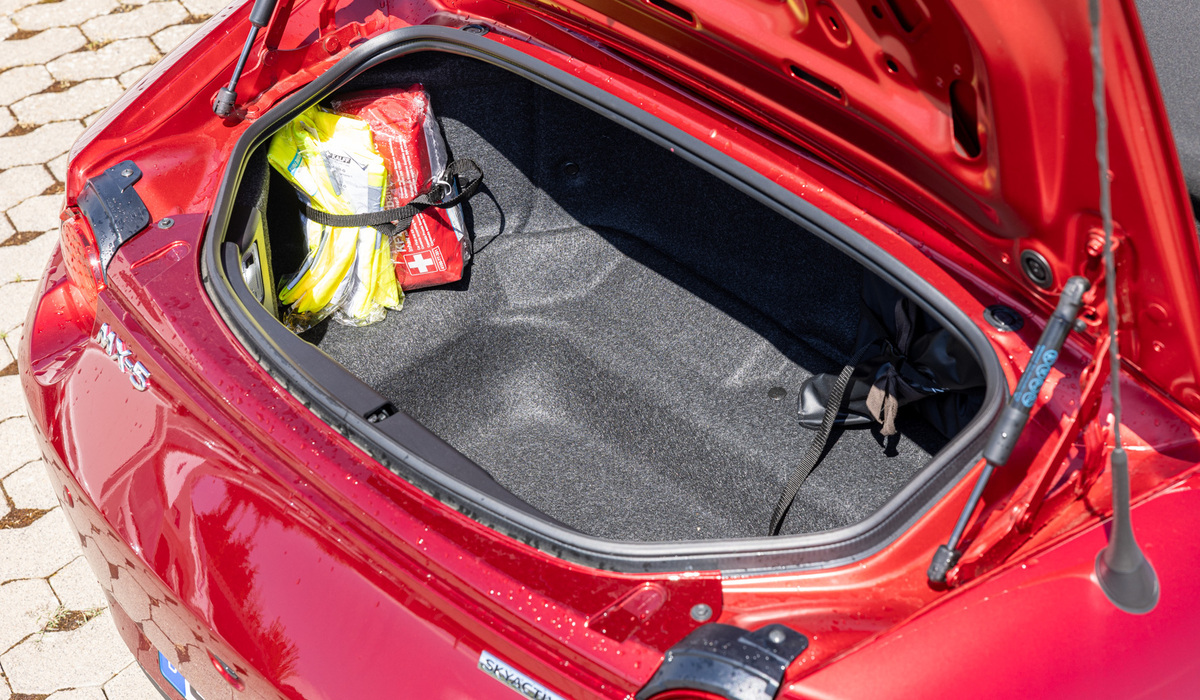 mid Groß-Gerau - Der Kofferraum fasst zwar nur 130 Liter, den normalen Einkauf kann man trotzdem im MX-5 transportieren. Mike Neumann / mid