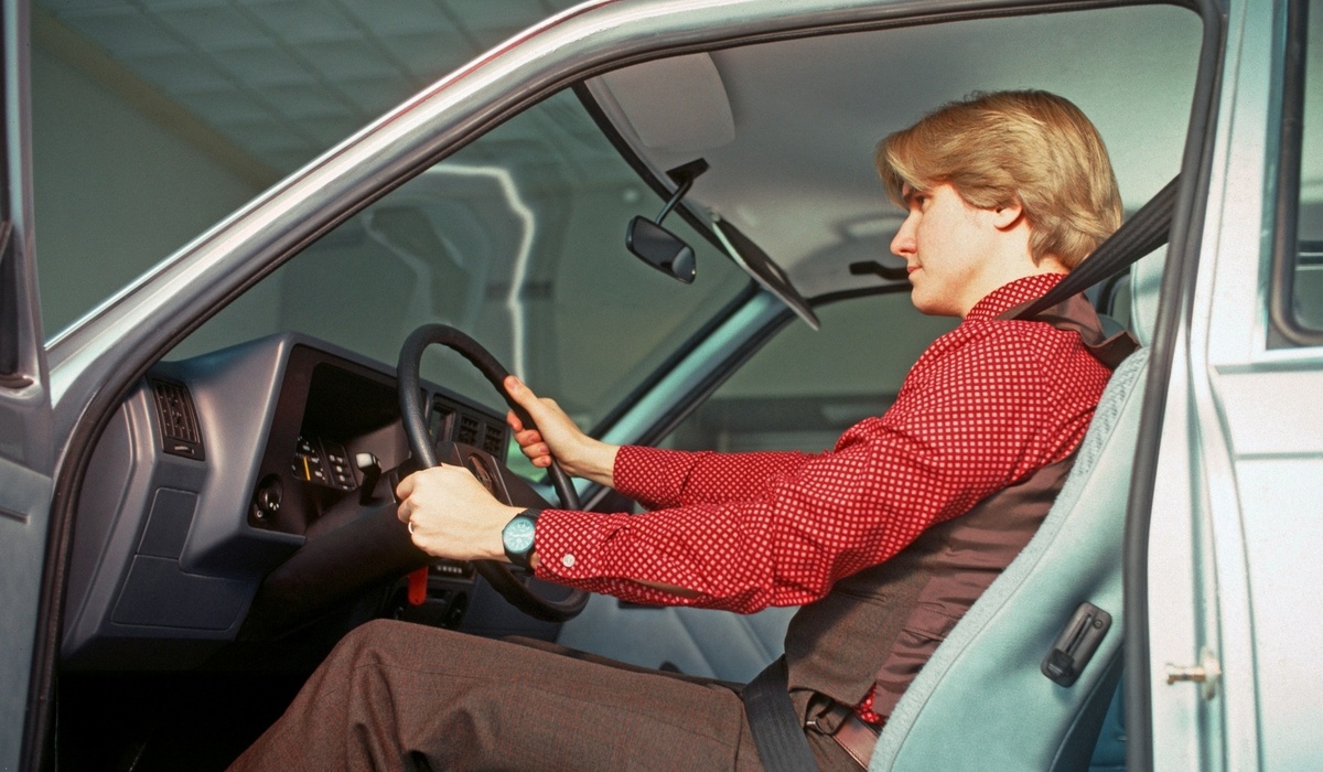 mid Groß-Gerau - Im Jahr 1973 begann Opel, in allen seinen Modellen serienmäßig Dreipunktgurt-Systeme einzubauen, die mit einer Hand bedient werden konnten. Opel / Stellantis