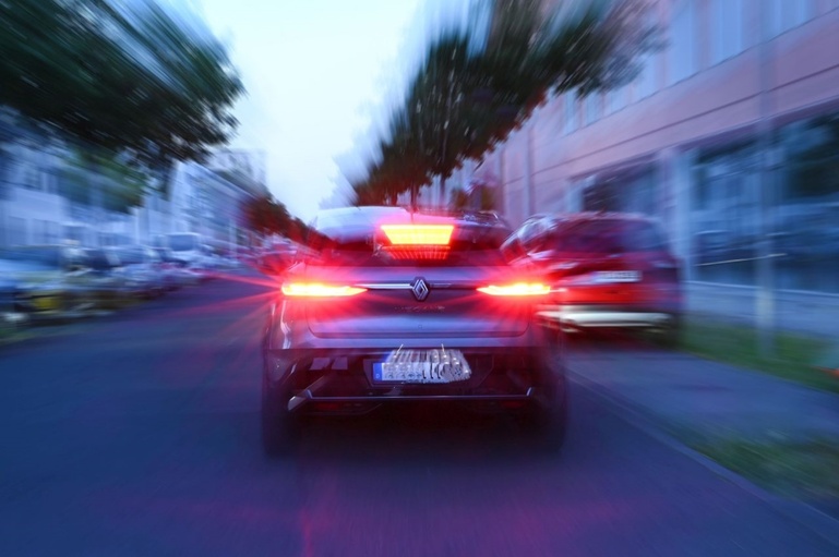 Trotz Bremsassistenten im Notfall selbst in die Eisen