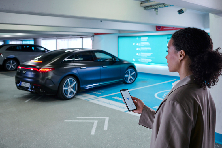 Fahrerlos parken mit dem Mercedes EQE