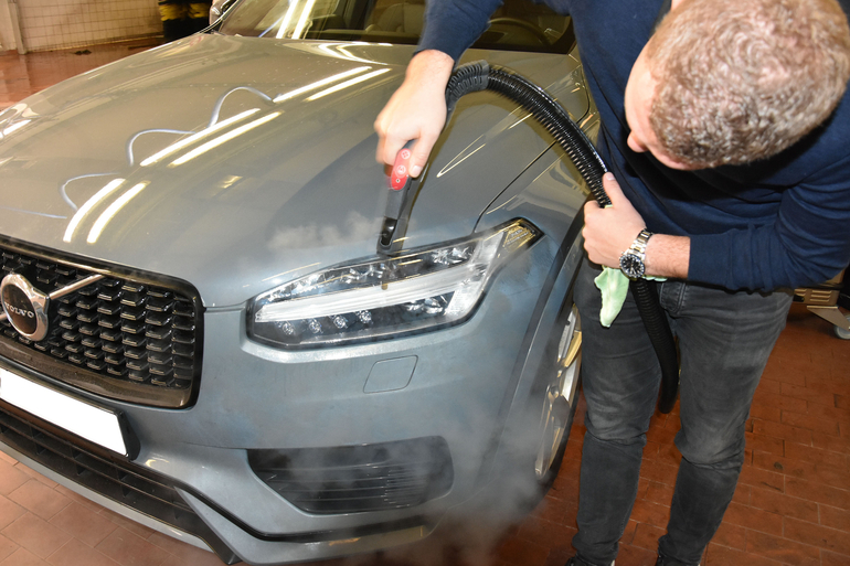 Hertz-Autovermietung reinigt nun mit Dampf