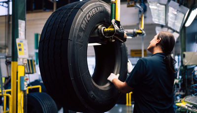 100 Jahre Reifen-Runderneuerung bei Michelin