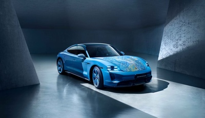 Ein Porsche Taycan Turbo S wird zum Kunstwerk