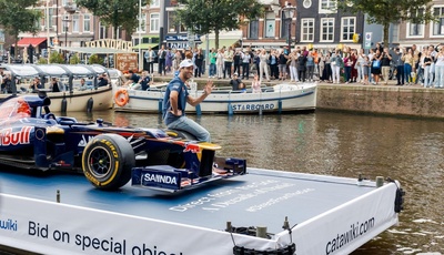 Mit einem Rennwagen durch die Amsterdamer Grachten