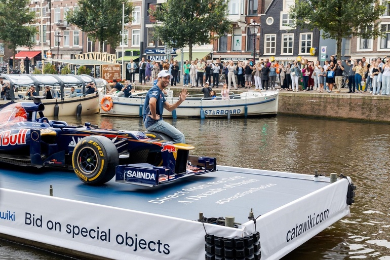 Mit einem Rennwagen durch die Amsterdamer Grachten