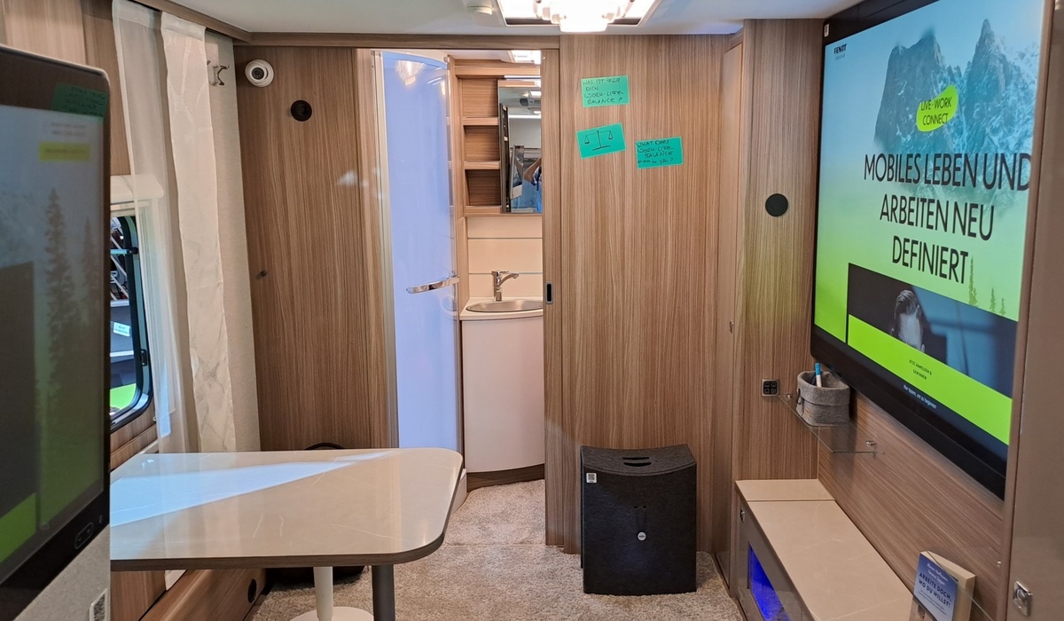 mid Düsseldorf - Mittiger Besprechungsraum mit 1,98 Meter Stehhöhe und Sanitärbereich im Heck. Karl Seiler / mid