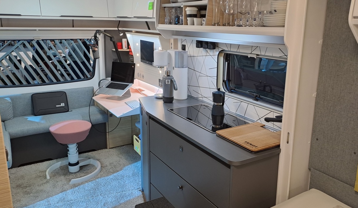 mid Düsseldorf - Vielseitig nutzbar ist die Arbeitsecke mit dem aufklappbaren Schreibtisch. Karl Seiler / mid