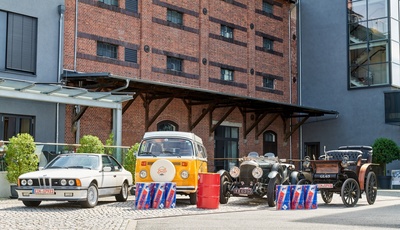 Historische Fahrzeuge mit modernen E-Fuels im Tank