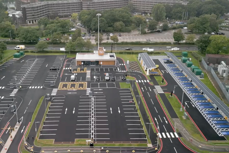 Jaguar testet Mega-Ladestation