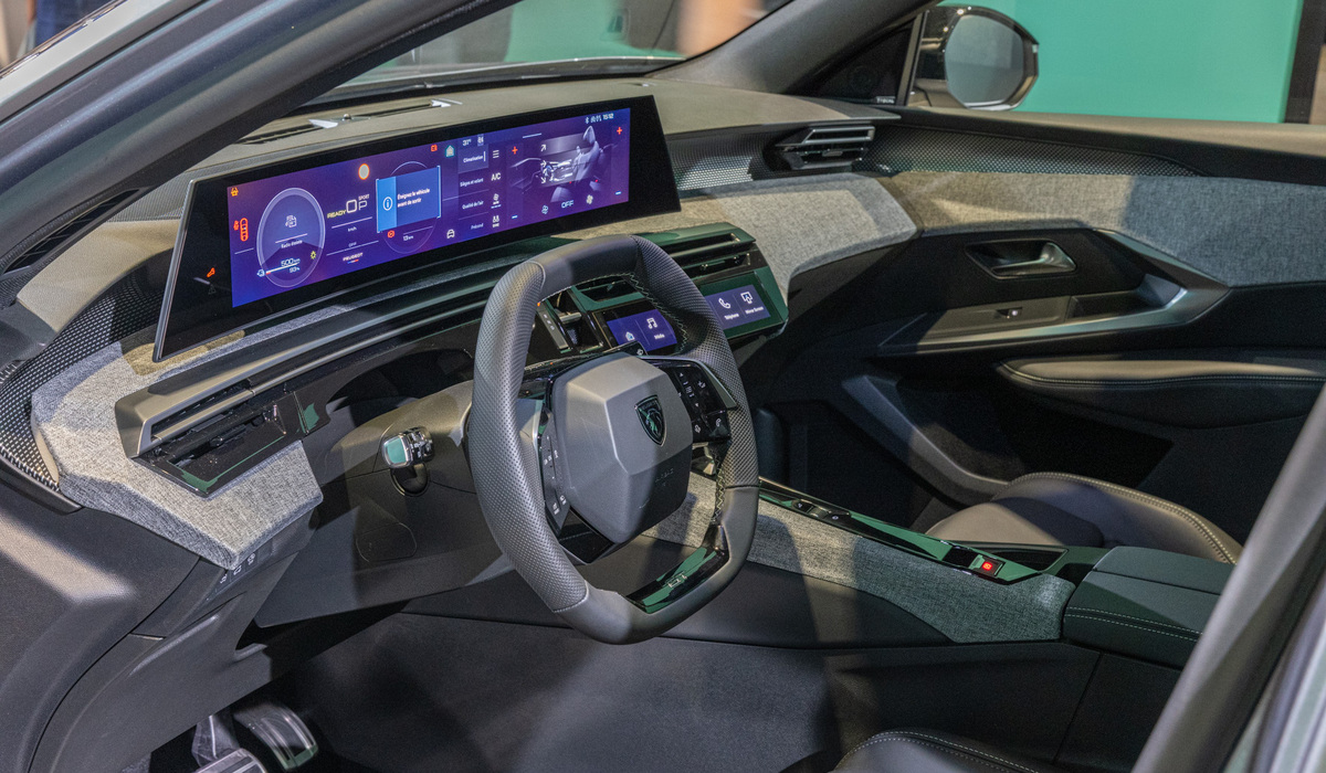 mid Sochaux - Im Innenraum kommt das sogenannte I-Cockpit zum Einsatz, ein 21 Zoll großer, gekrümmter Bildschirm zeigt die Fahrinformationen und das Infotainmentsystem an. Mike Neumann / mid