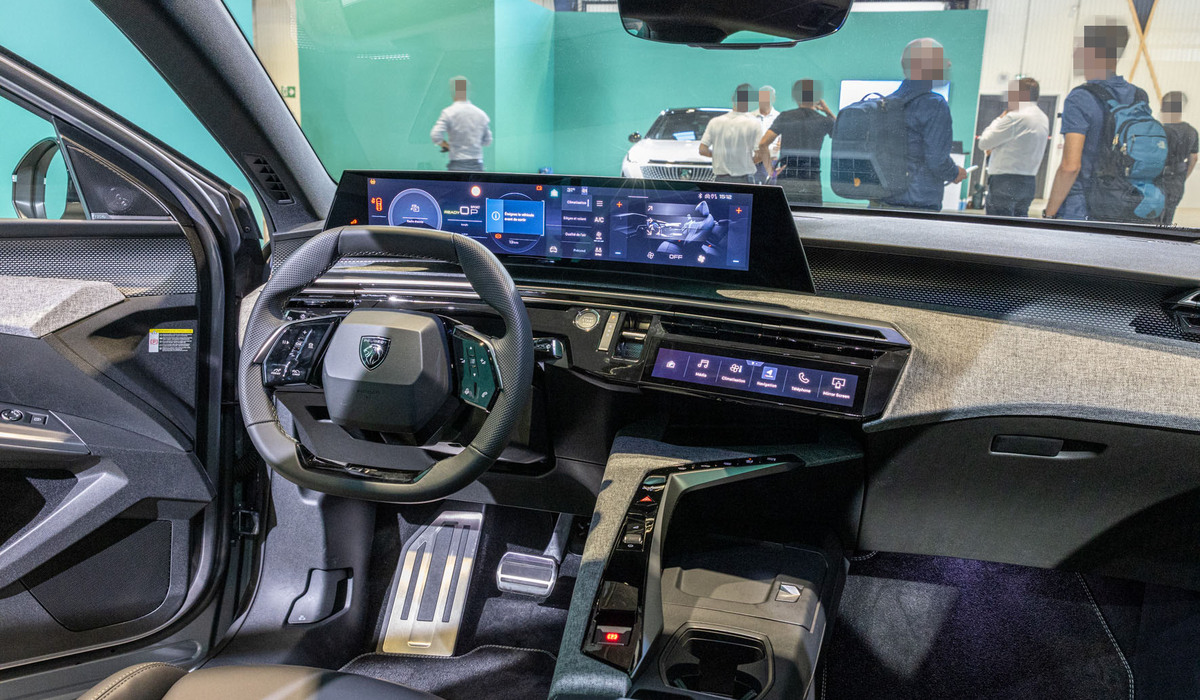 mid Sochaux - Bequeme Sitze, kleines Lenkrad und neues I-Cockpit zeichnen den E-3008 von innen. Mike Neumann / mid