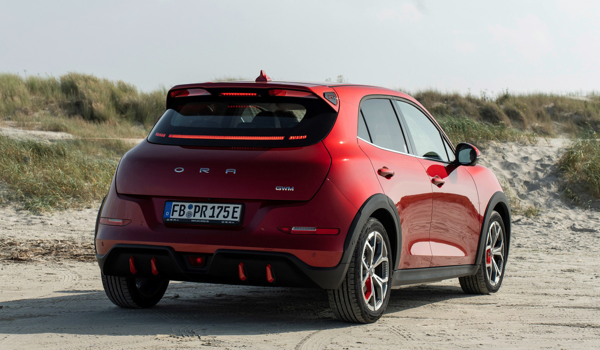 mid St. Peter-Ording - Die dritte Bremsleuchte reicht über die gesamte Heckfenster-Breite. Harald Dawo / Ora