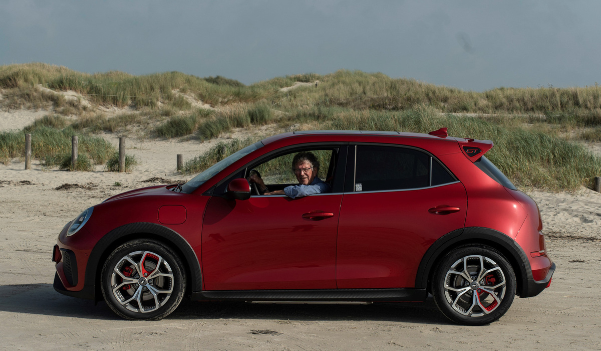 mid St. Peter-Ording - Markanter Carbon-Look an Radläufen und Seitenschweller. Harald Dawo / Ora