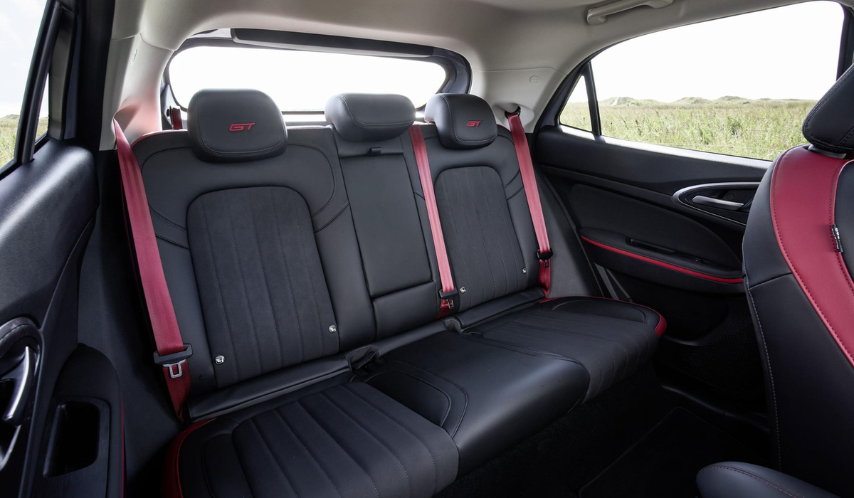 mid St. Peter-Ording - Sportliche Sitzgestaltung und rote Sicherheitsgurte auch im Fond. Ora