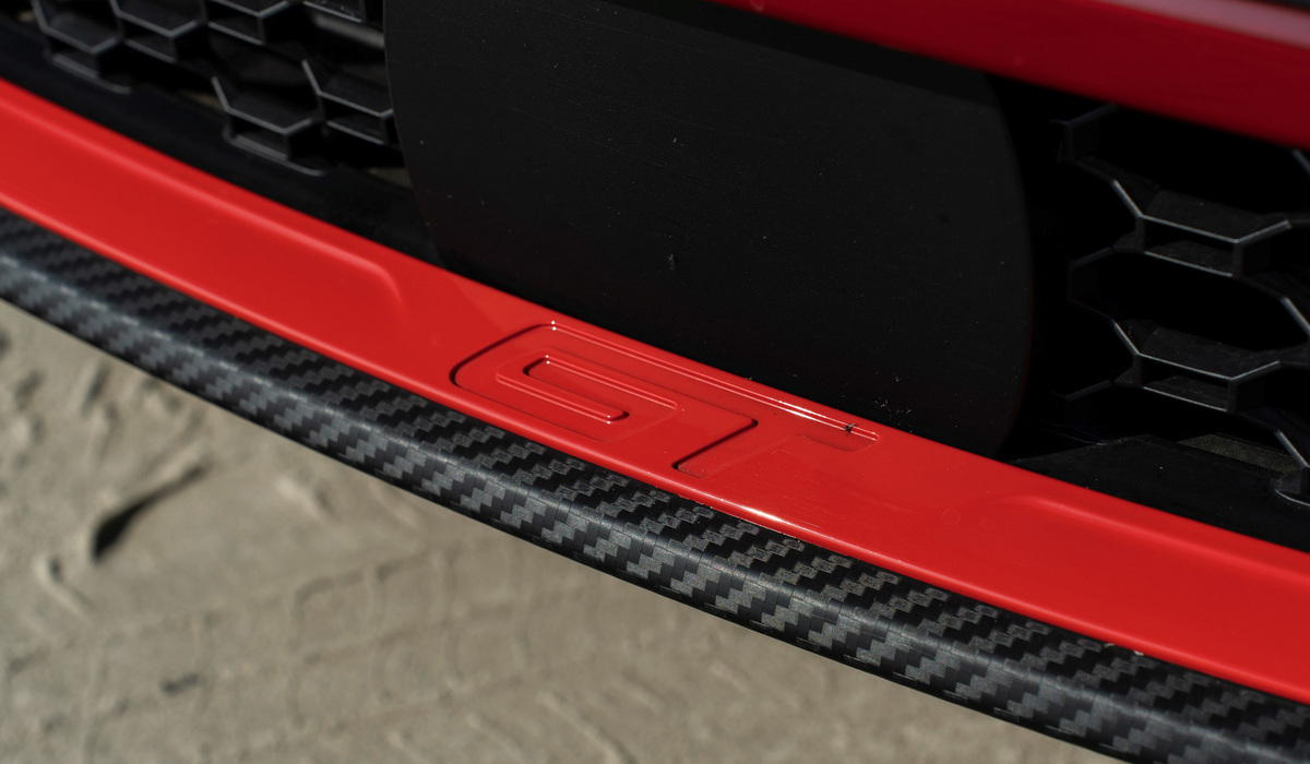 mid St. Peter-Ording - GT-Logo und Carbon-Look zieren auch den Frontspoiler. Harald Dawo / Ora