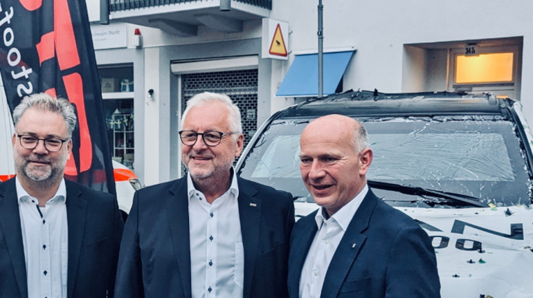 STOOF INTERNATIONAL: Fred Stoof, der Regierende Bürgermeister von Berlin, Kai Wegner und die rollend STOOF INTERNATIONAL: Fred Stoof, der Regierende Bürgermeister von Berlin, Kai Wegner und die rollend