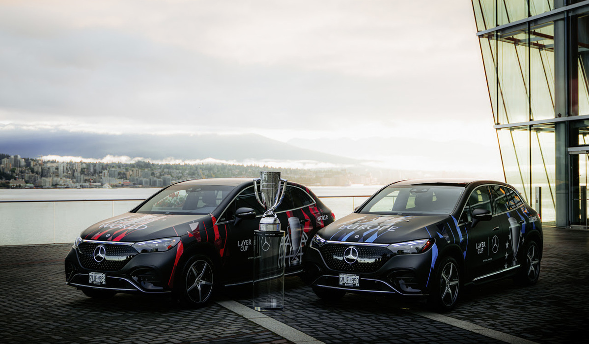 mid Groß-Gerau - Zwei Mercedes-EQE 500 4MATIC SUV sind in den Teamfarben Blau und Rot gestaltet. Mercedes-Benz