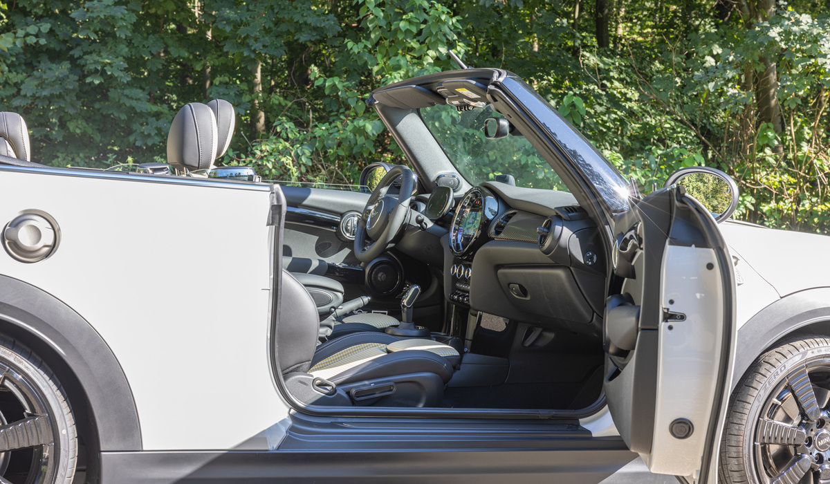 mid Groß-Gerau - Die Türen öffnen sich weit, um den Einstieg bequem zu ermöglichen. Mike Neumann / mid