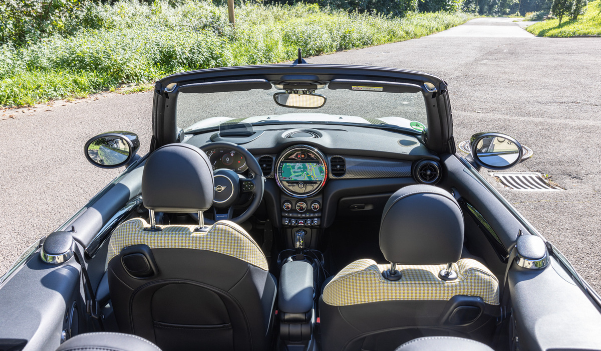 mid Groß-Gerau - Das Infotainmentsystem verfügt über einen 8,8 Zoll großen Bildschirm, die Bedienung geht dank Touch und Dreh/Drücksteller Kombination leicht von der Hand. Mike Neumann / mid