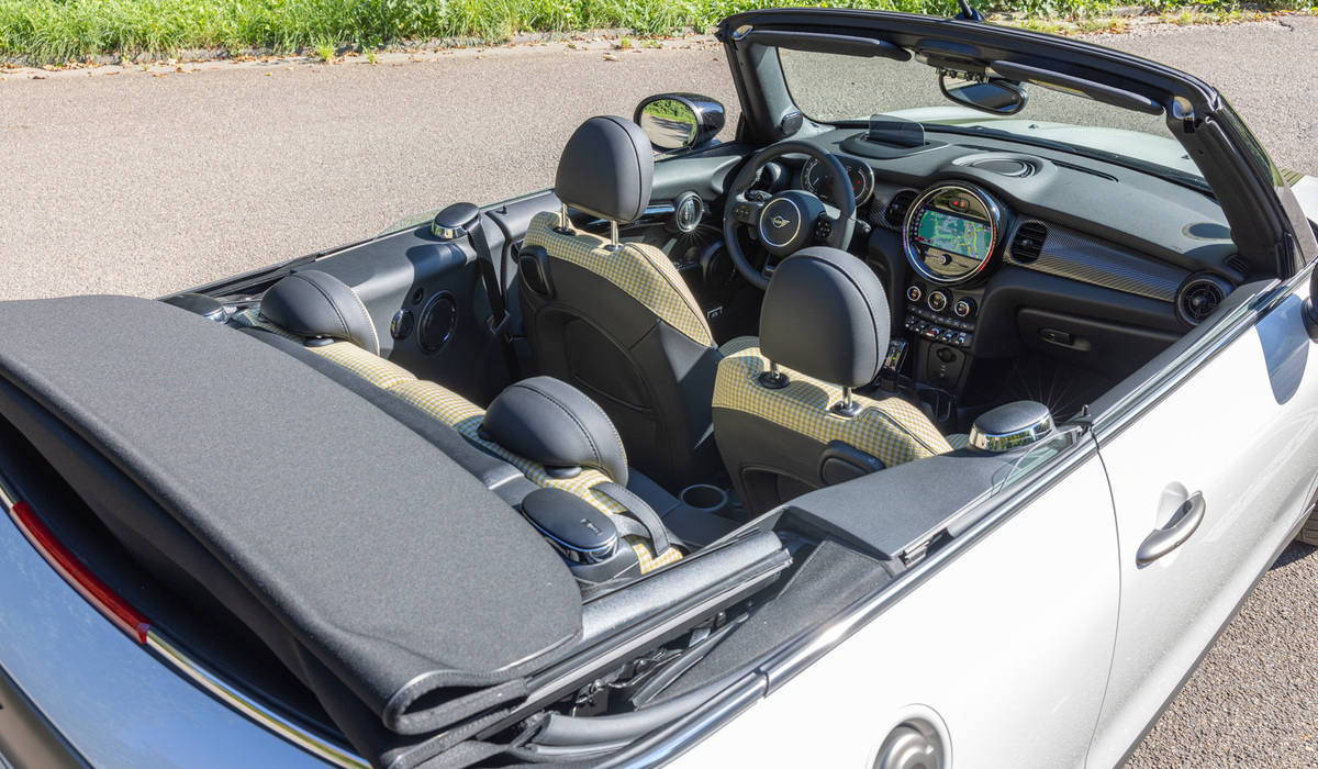 mid Groß-Gerau - Vier Personen lassen sich transportieren, im Fond gibt es zwei Isofix-Befestigungen. Mike Neumann / mid