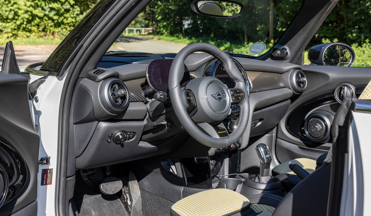 mid Groß-Gerau - Die Rundungen im Cockpit sind Mini typisch, wir erfreuen uns weiterhin an einem schönen Schaltknauf. Mike Neumann / mid