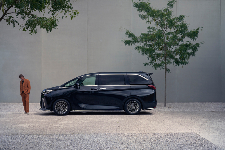 Neue Lexus LM Premium Großraumlimousine