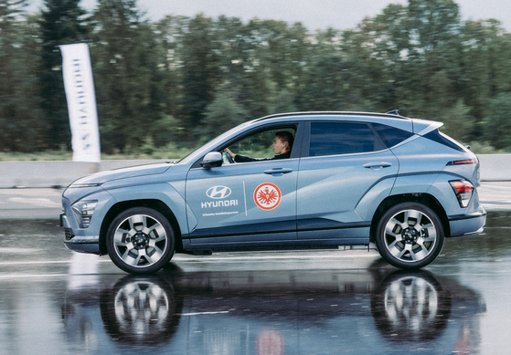 Eintracht-Frauen in Hyundai-Stromern