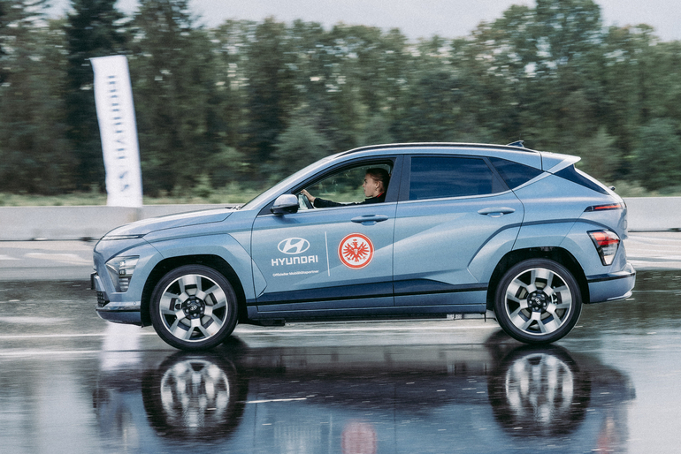 Eintracht-Frauen in Hyundai-Stromern
