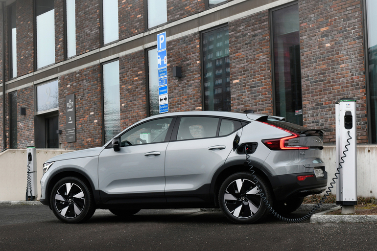 Volvo erleichtert Laden an öffentlichen Stationen