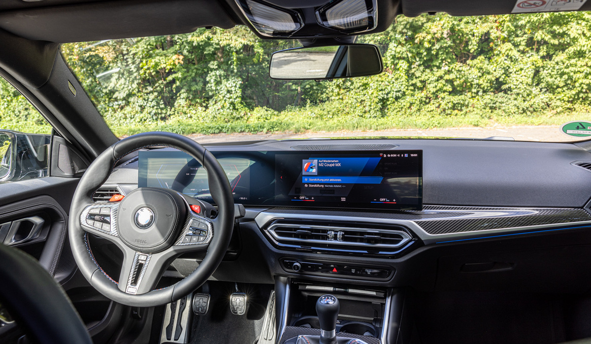 mid Groß-Gerau - Auf dem neuen Cockpit setzen zwei große Bildschirme auf und ja, wir haben es hier mit einem echten Handschalter zu tun. Mike Neumann / mid