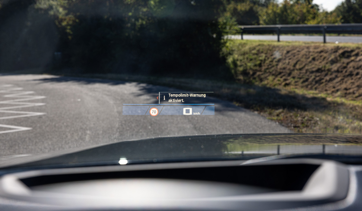 mid Groß-Gerau - Das Head-up-Display ist eines der Besten, die wir bisher in einem Testwagen erblicken durften. Scharf, immer gut ablesbar und je nach Fahrmodi mit unterschiedlichen Anzeigen. Mike Neumann / mid
