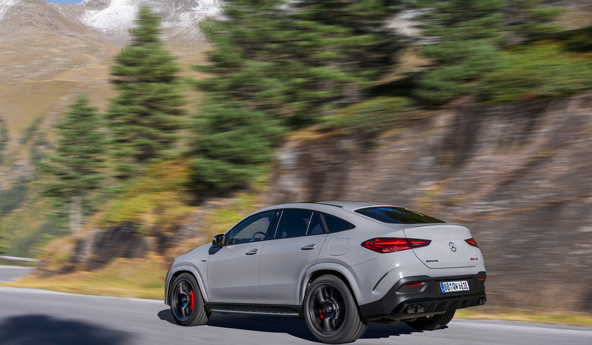 mid Groß-Gerau - An den vorderen Kotflügeln sowie am Heck weisen Hybrid-spezifische Badges auf den elektrifizierten Antrieb hin. Mercedes-AMG