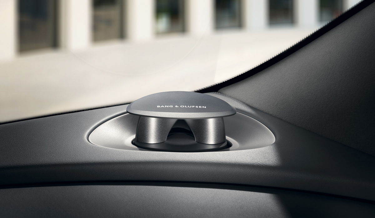 mid Groß-Gerau - Die Pop-up-Lautsprecher in den Ecken des Armaturenbretts sind nicht in die Armaturentafel integriert, sondern ragen nach oben heraus, wenn das System aktiviert wird. Genesis