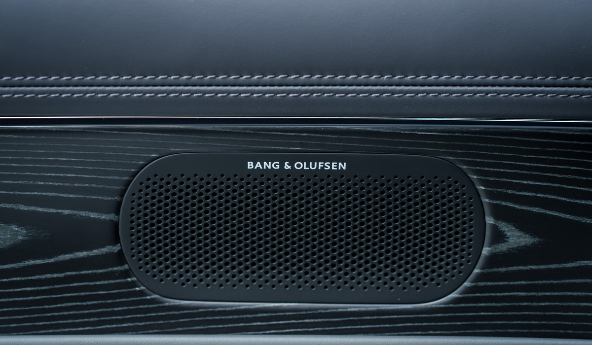 mid Groß-Gerau - Das Design der Lautsprechergitter spiegelt das Markenzeichen von Genesis wider, den Crest-Frontgrill. Genesis