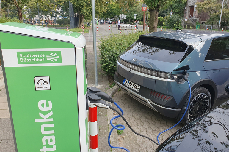 Städter mit Stromer