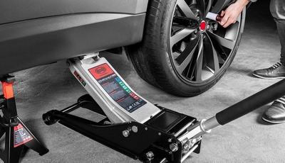 Umfrage Winterreifen: Jeder vierte Autofahrer tauscht Pneus selbst