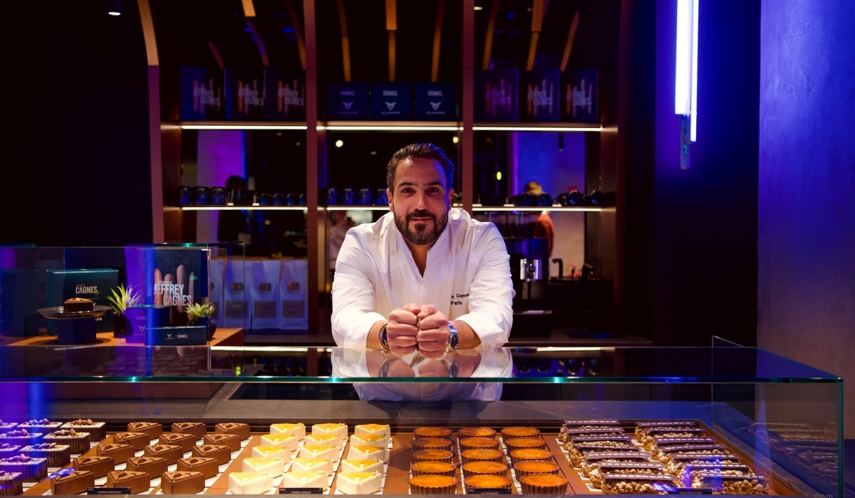 mid Groß-Gerau - Der neue Cupra Markenbotschafter, der Konditor Jeffrey Cagnes, verwöhnte die Gäste am Abend der Eröffnung. Cupra