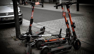 Regenerative Bremsen bei e-Rollern: Potenziale und Herausforderungen in der urbanen Mobilität