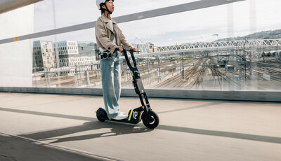 E-Scooter Husqvarna Skutta - Mit Kettensägen-Akku
